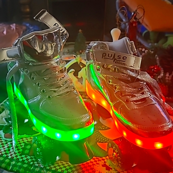 LIGHT-UP SKATES: Roll in style with the new Pulse Light-Up never used - Picture 2 of 7